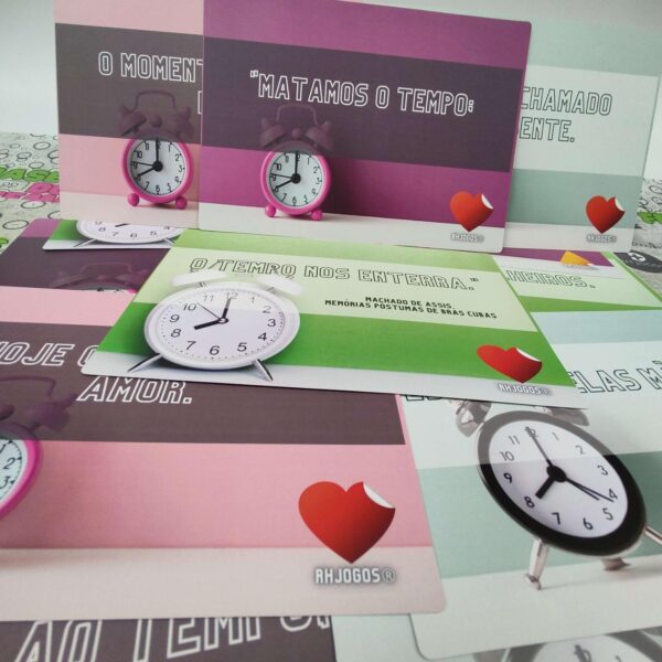 Diversas cartas do jogo Frases do Tempo com relógios ilustrados e frases como “Matamos o tempo” e “O tempo nos enterra”, ideal para dinâmicas sobre produtividade e reflexão.