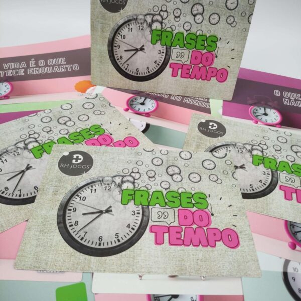 Cartas físicas do jogo Frases do Tempo com destaque para frases reflexivas sobre o tempo e imagem de relógios despertadores em diferentes cores.