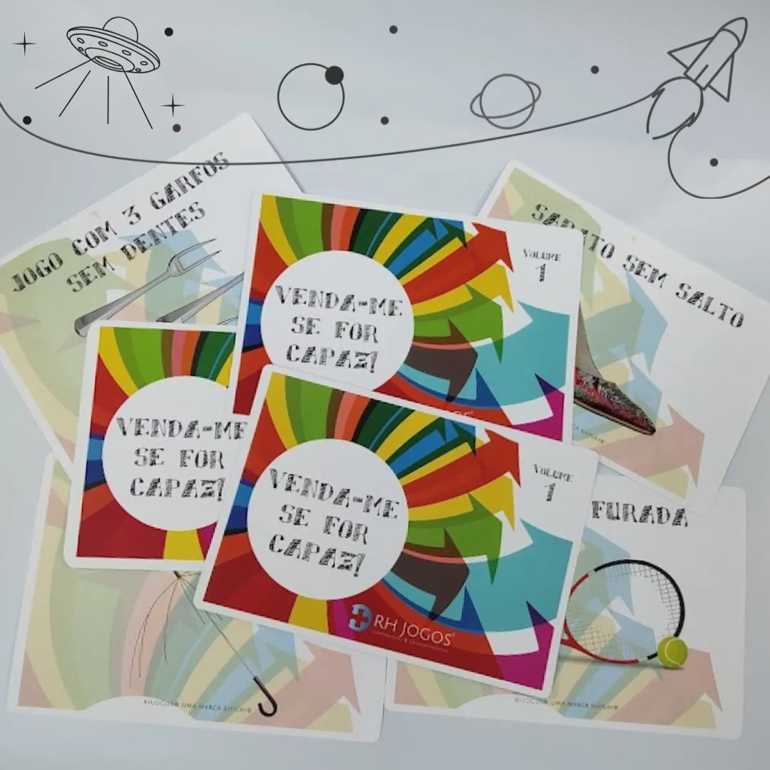 Jogo Venda Me Se For Capaz para treinamento de vendedores e desenvolvimento de técnicas de vendas. Detalhe das 10 cartas com produtos inusitados do jogo de vendas para treinamento de vendedores. Imagem de Aplicação (Pessoas Jogando) Grupo de pessoas em um treinamento de vendedores utilizando o jogo corporativo para melhorar a comunicação e vendas.