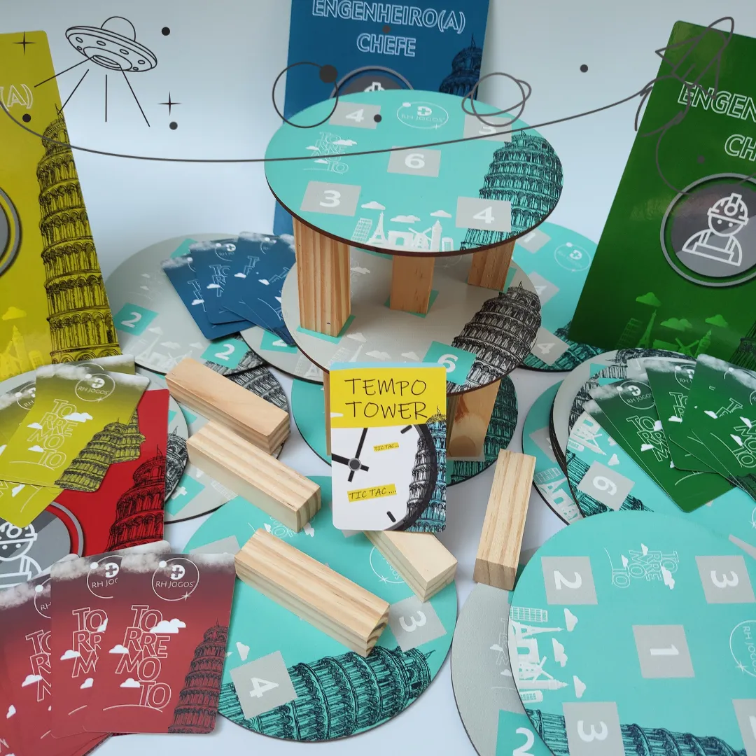 Jogo de Team Building Torremoto da RHJOGOS, simulação de negócios com torres de madeira, bases numeradas e cartas estratégicas para desenvolver negociação, planejamento e gestão de riscos em equipes.