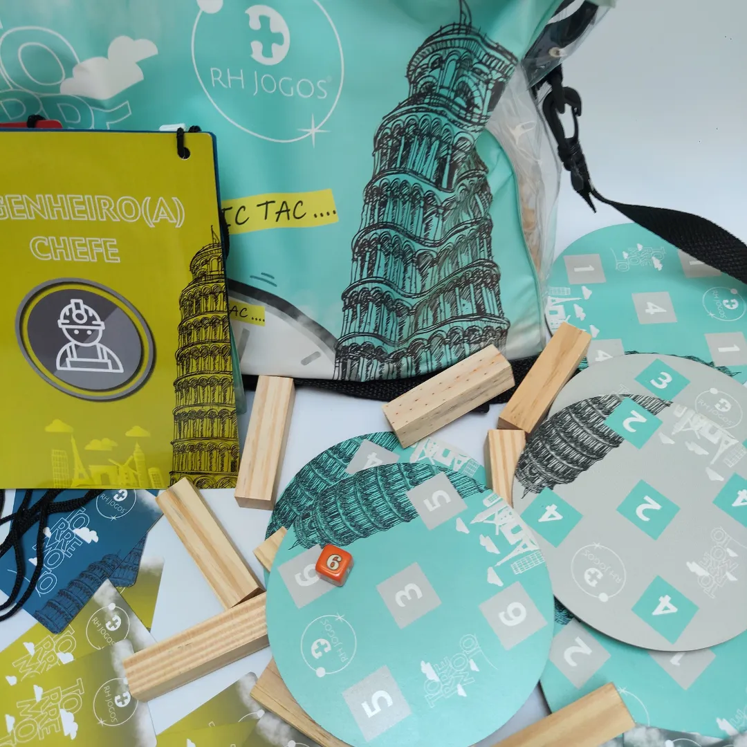 Jogo de Team Building Torremoto da RHJOGOS, simulação de negócios com torres de madeira, bases numeradas e cartas estratégicas para desenvolver negociação, planejamento e gestão de riscos em equipes.