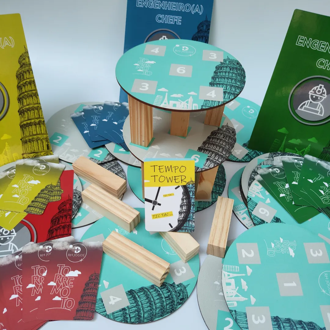 Jogo de Team Building Torremoto da RHJOGOS, simulação de negócios com torres de madeira, bases numeradas e cartas estratégicas para desenvolver negociação, planejamento e gestão de riscos em equipes.