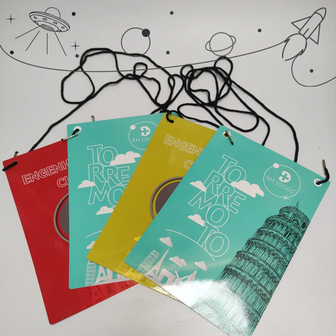 Jogo de Team Building Torremoto da RHJOGOS, simulação de negócios com torres de madeira, bases numeradas e cartas estratégicas para desenvolver negociação, planejamento e gestão de riscos em equipes.