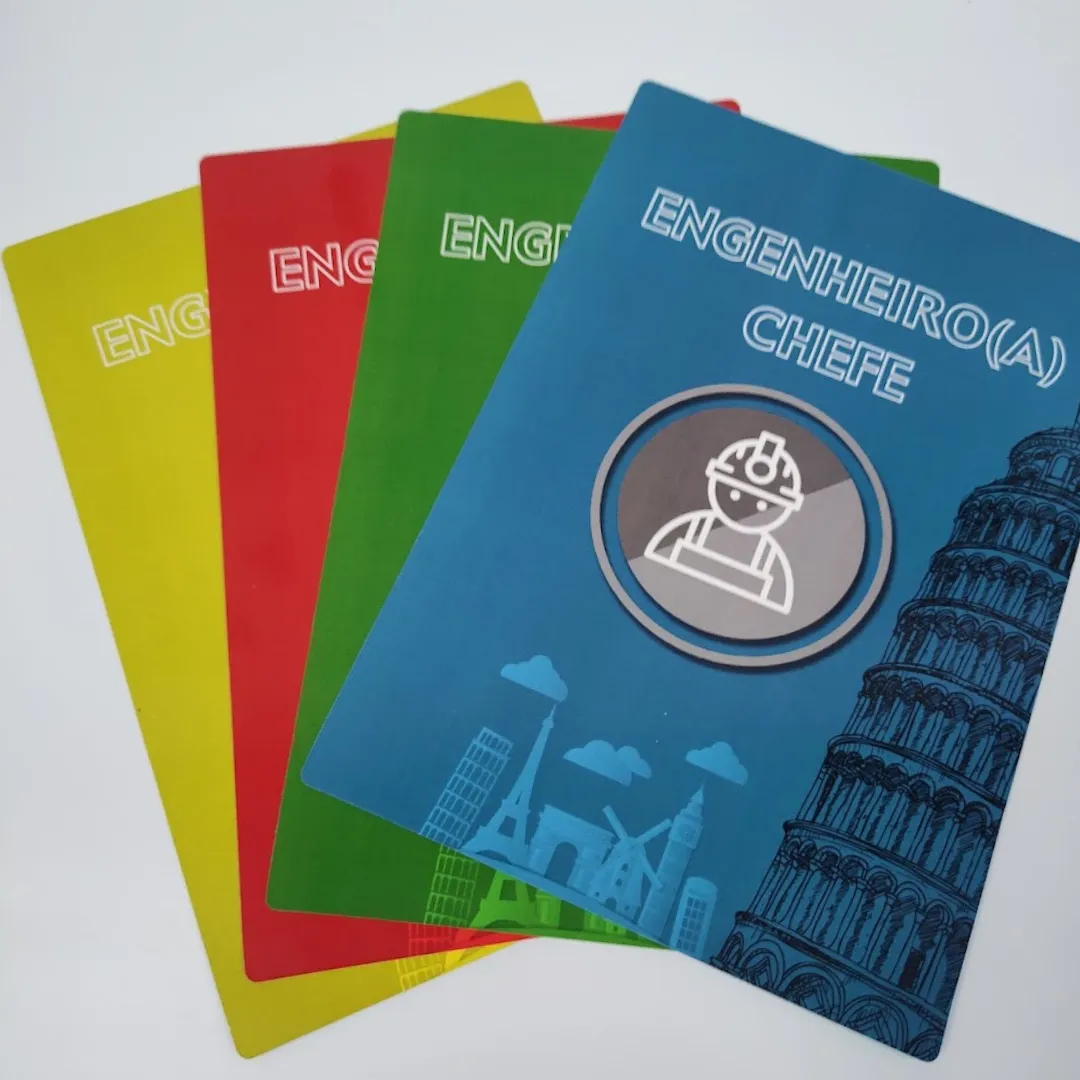 Jogo de Team Building Torremoto da RHJOGOS, simulação de negócios com torres de madeira, bases numeradas e cartas estratégicas para desenvolver negociação, planejamento e gestão de riscos em equipes.