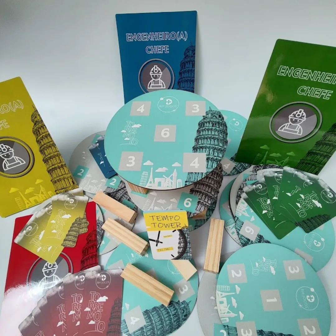 Jogo de Team Building Torremoto da RHJOGOS, simulação de negócios com torres de madeira, bases numeradas e cartas estratégicas para desenvolver negociação, planejamento e gestão de riscos em equipes.
