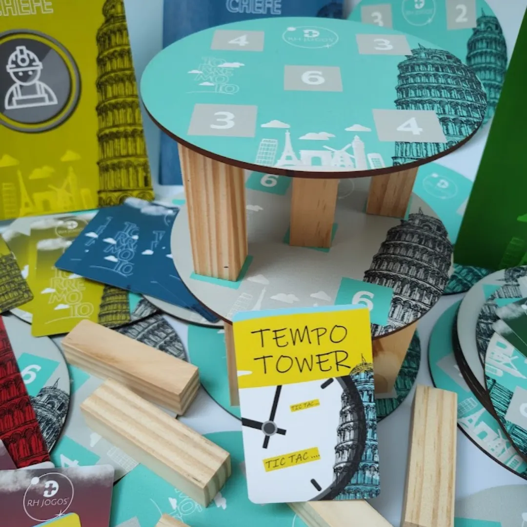 Jogo de Team Building Torremoto da RHJOGOS, simulação de negócios com torres de madeira, bases numeradas e cartas estratégicas para desenvolver negociação, planejamento e gestão de riscos em equipes.