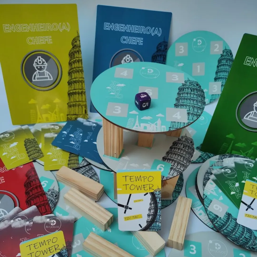 Jogo de Team Building Torremoto da RHJOGOS, simulação de negócios com torres de madeira, bases numeradas e cartas estratégicas para desenvolver negociação, planejamento e gestão de riscos em equipes.