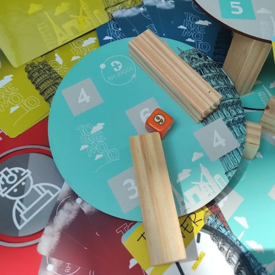 Jogo de Team Building Torremoto da RHJOGOS, simulação de negócios com torres de madeira, bases numeradas e cartas estratégicas para desenvolver negociação, planejamento e gestão de riscos em equipes.