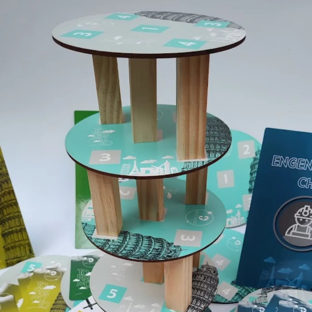 Jogo de Team Building Torremoto da RHJOGOS, simulação de negócios com torres de madeira, bases numeradas e cartas estratégicas para desenvolver negociação, planejamento e gestão de riscos em equipes.