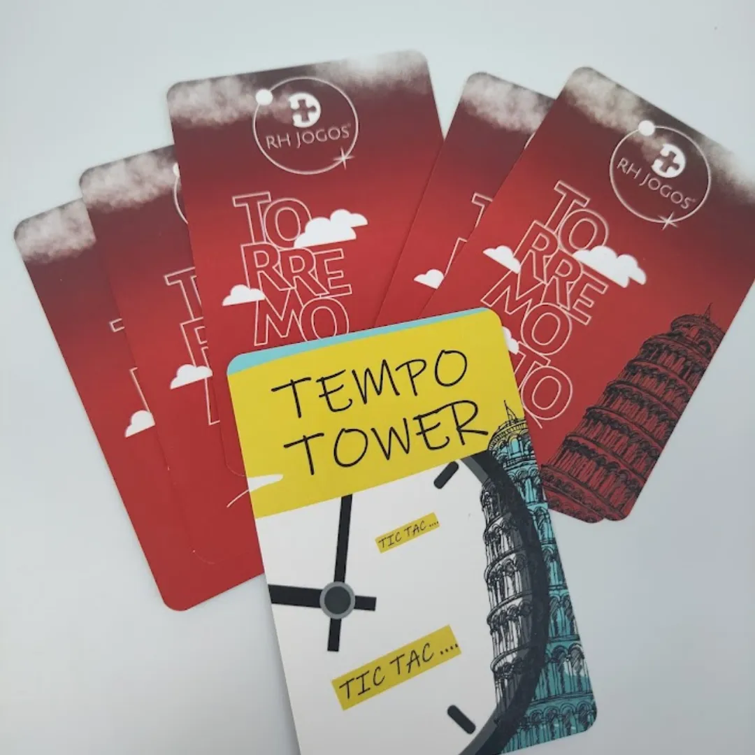 Jogo de Team Building Torremoto da RHJOGOS, simulação de negócios com torres de madeira, bases numeradas e cartas estratégicas para desenvolver negociação, planejamento e gestão de riscos em equipes.