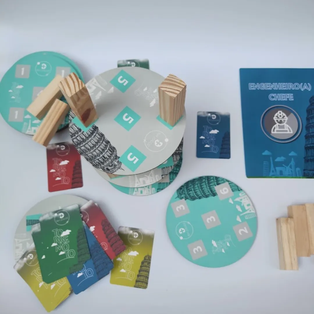 Jogo de Team Building Torremoto da RHJOGOS, simulação de negócios com torres de madeira, bases numeradas e cartas estratégicas para desenvolver negociação, planejamento e gestão de riscos em equipes.