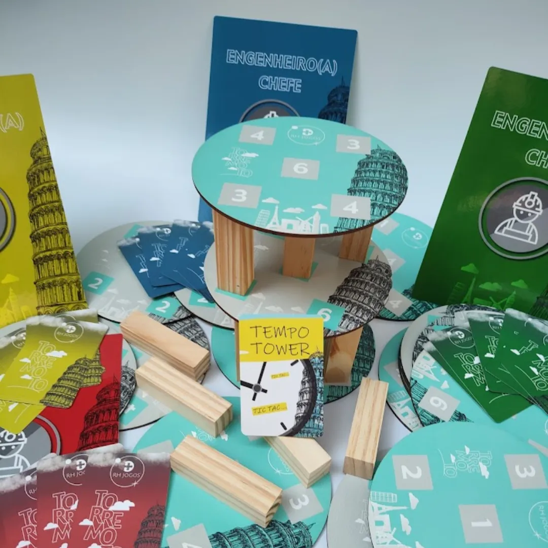 Jogo de Team Building Torremoto da RHJOGOS, simulação de negócios com torres de madeira, bases numeradas e cartas estratégicas para desenvolver negociação, planejamento e gestão de riscos em equipes.