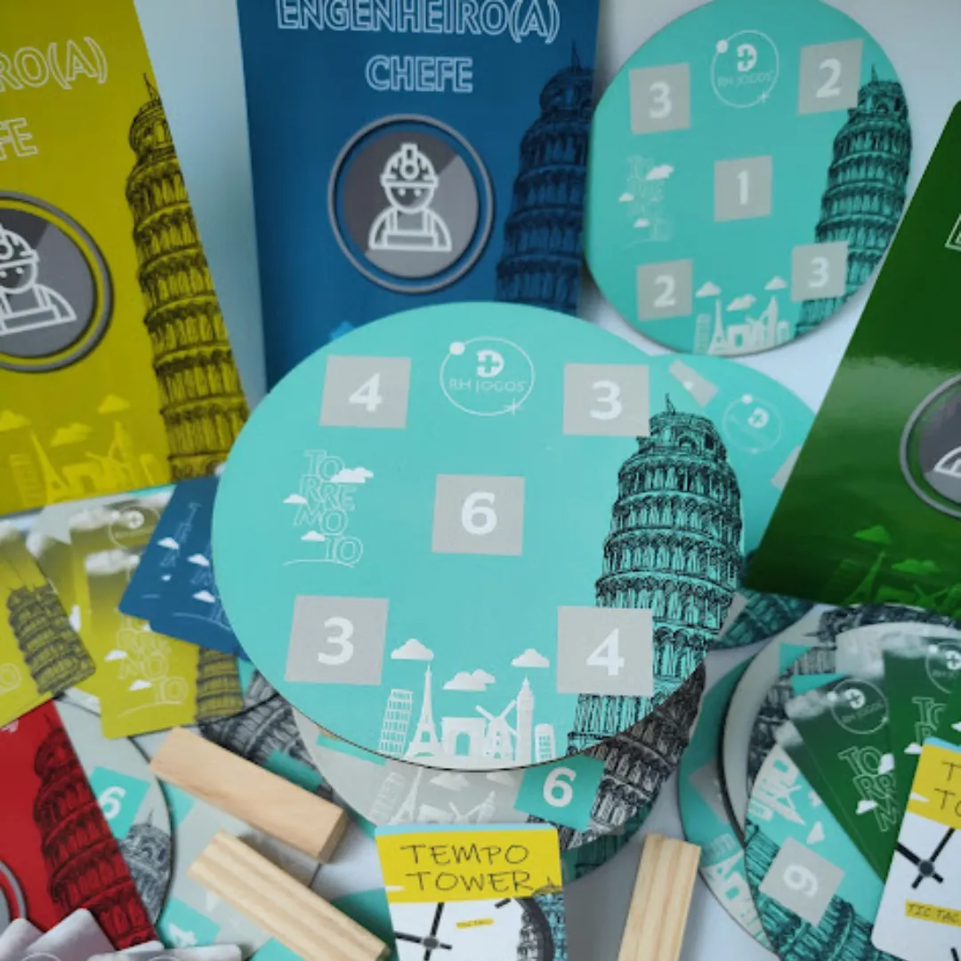 Jogo de Team Building Torremoto da RHJOGOS, simulação de negócios com torres de madeira, bases numeradas e cartas estratégicas para desenvolver negociação, planejamento e gestão de riscos em equipes.