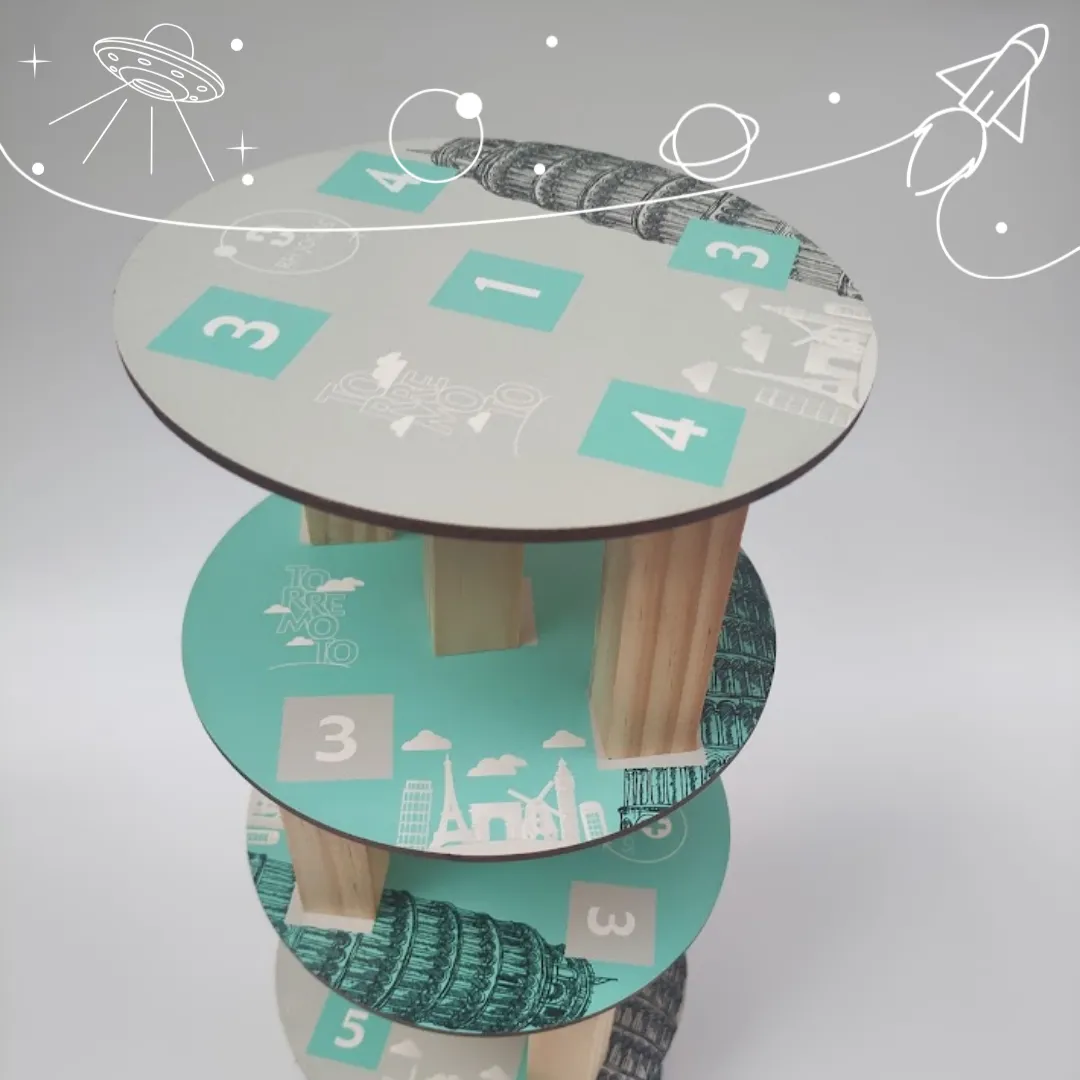 Jogo de Team Building Torremoto da RHJOGOS, simulação de negócios com torres de madeira, bases numeradas e cartas estratégicas para desenvolver negociação, planejamento e gestão de riscos em equipes.