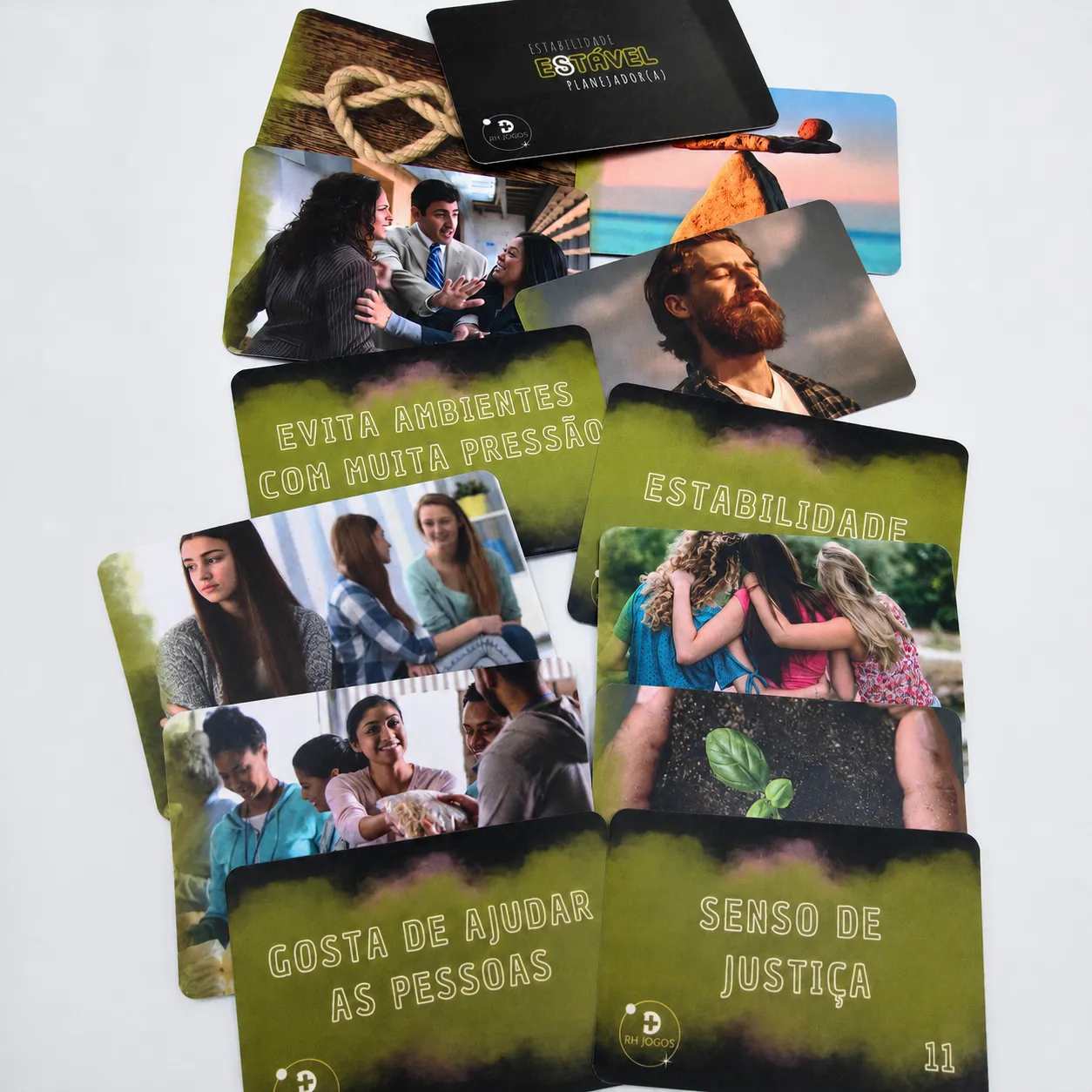 Composição de cartas oficiais do jogo DISC Imagens RHJOGOS com foco no perfil Estável, incluindo cartas sobre estabilidade, senso de justiça, ajuda às pessoas e ambientes com muita pressão