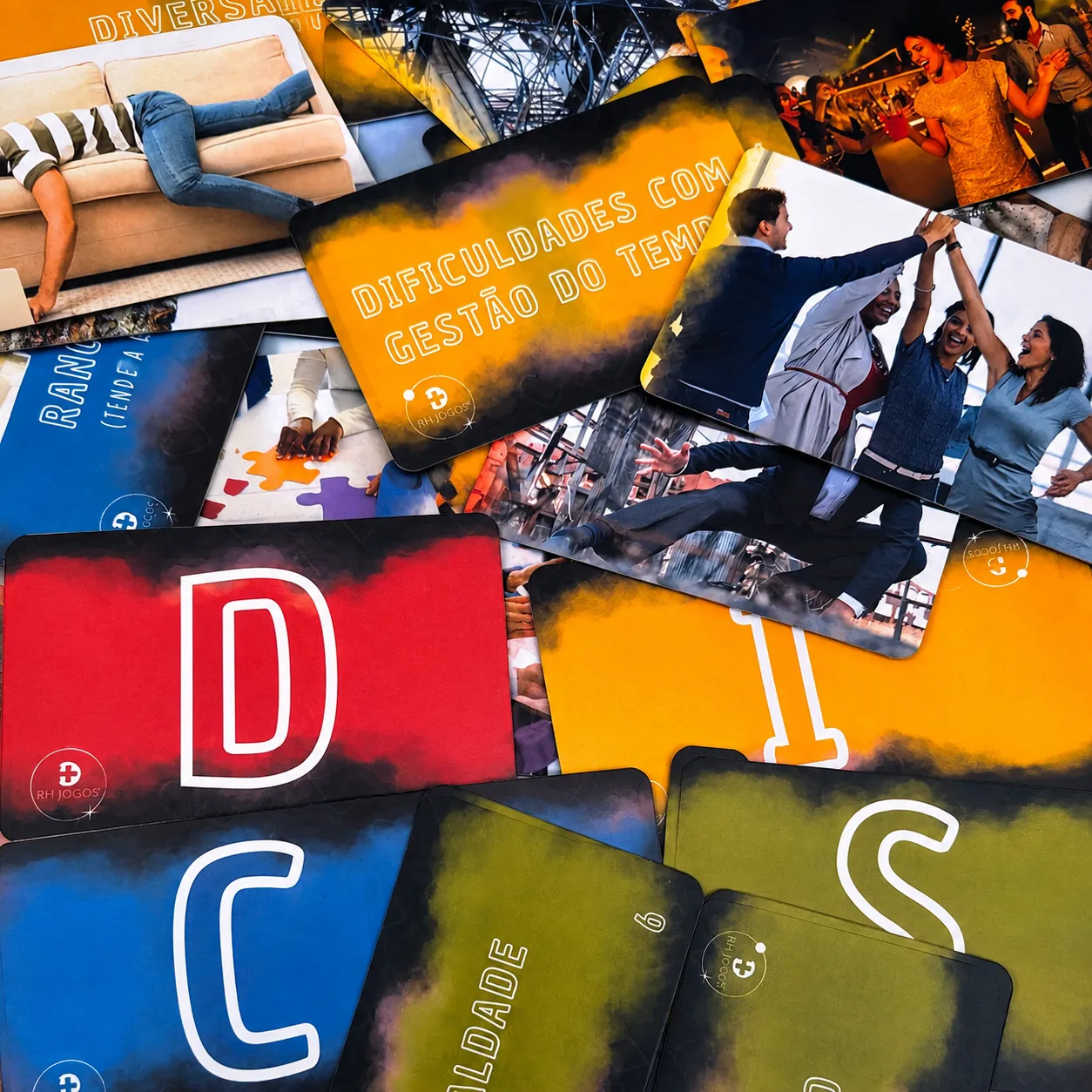 Composição de cartas oficiais do jogo DISC Imagens RHJOGOS com os perfis D, I, S e C, incluindo a carta "Dificuldades com gestão do tempo"